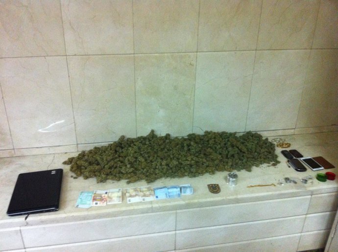 Incautan 1,4 kilos de marihuana