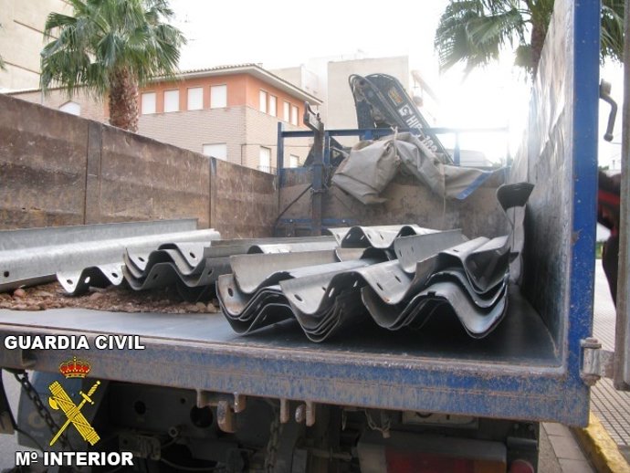La Guardia Civil recupera vallas quitamiedos robadas