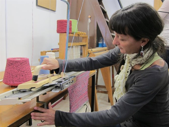 Una chica trabaja en un de los talleres de la Escola Massana