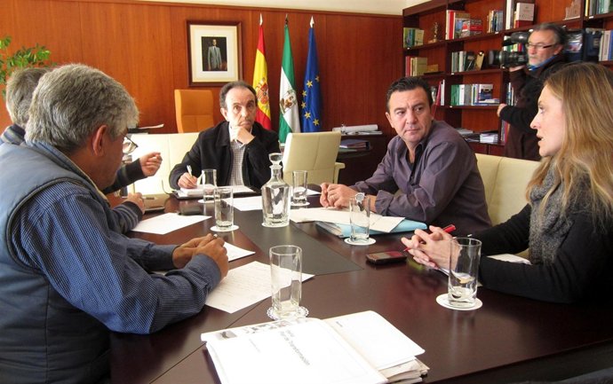 El consejero de Turismo y Comercio se reúne con trabajadores de Iberia.