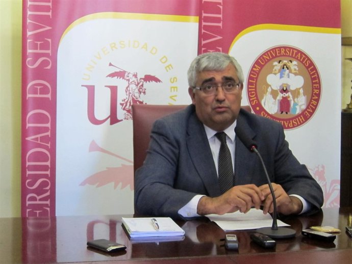 El rector de la Universidad de Sevilla, Antonio Ramírez de Arellano