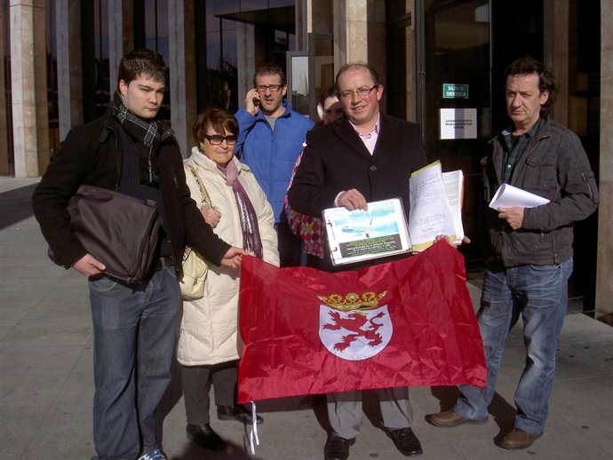 Un grupo de la Plataforma Más Vuelos a las puertas de la Delegación de la Junta