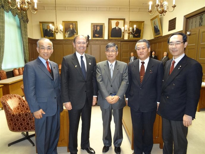 Pio García-Escudero con el japonés Toshiyuki Kato