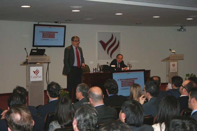 Fernández (de pie) y Pla (sentado) en la reunión con empleados de CajaSur