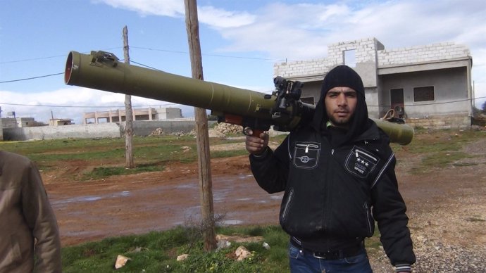 Rebelde sirio portando un arma antitanque