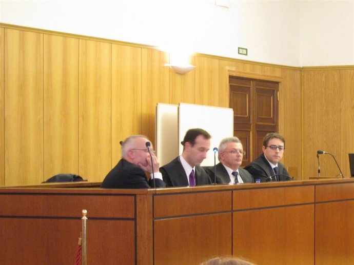 Los hermanos Maurilio y Amado Parrado junto a sus abogados.