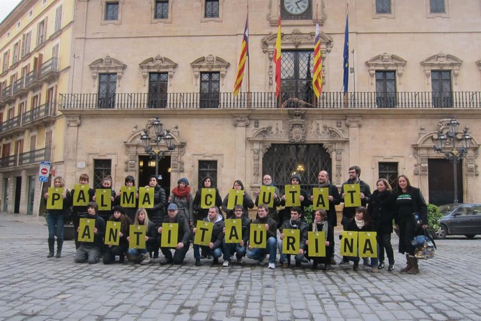 Miembros de MÉS y de PACMA