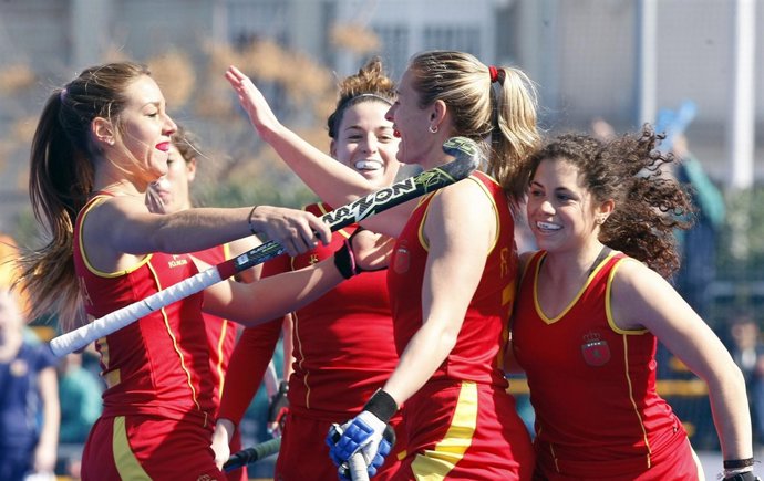 La selección española femenina de hockey sobre hierba celebra un gol