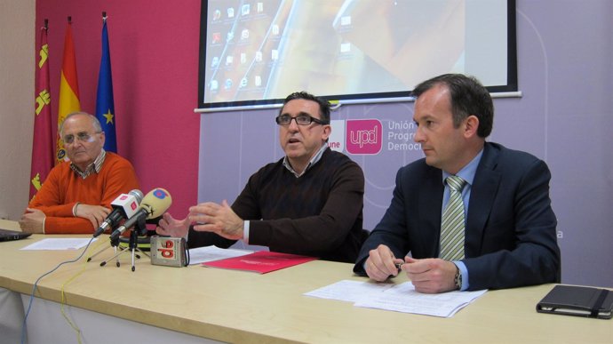 Rafael Sánchez junto al coordinador regional UPyD Andalucía y delegado de Águila