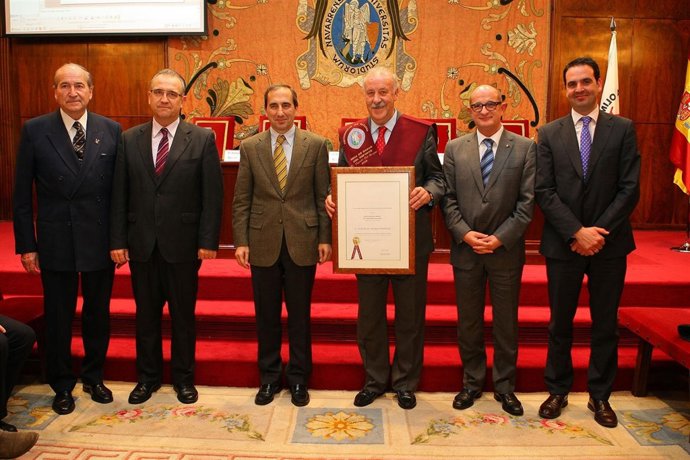 Vicente del Bosque recibe la Beca de Honor del Deporte de la UN.