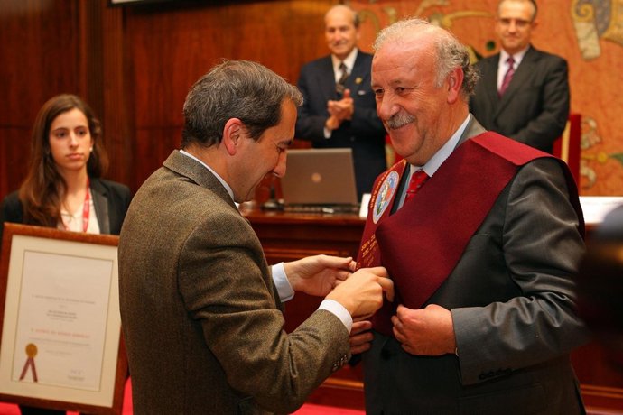 Del Bosque recibe la Beca de Honor de la Universidad de Navarra