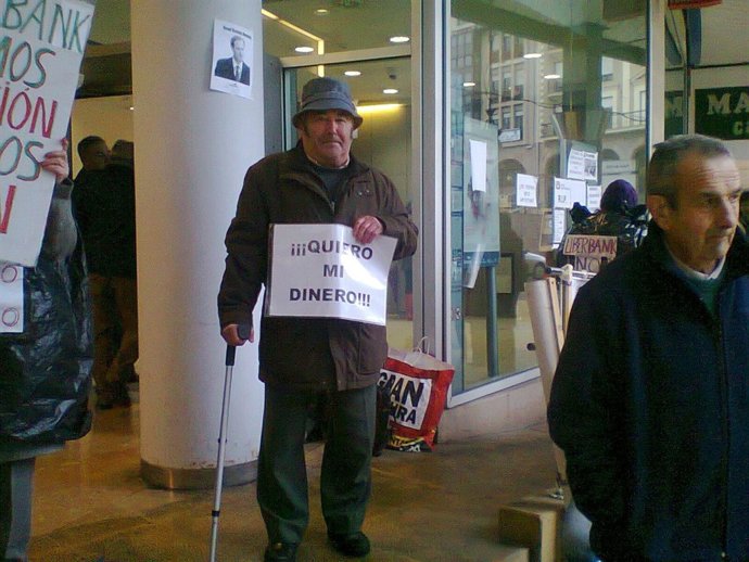 Afectados por preferentes de Caja Cantabria-Liberbank