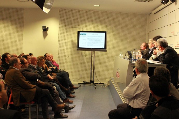 Rus explica a alcaldes y concejales la ley de reforma local