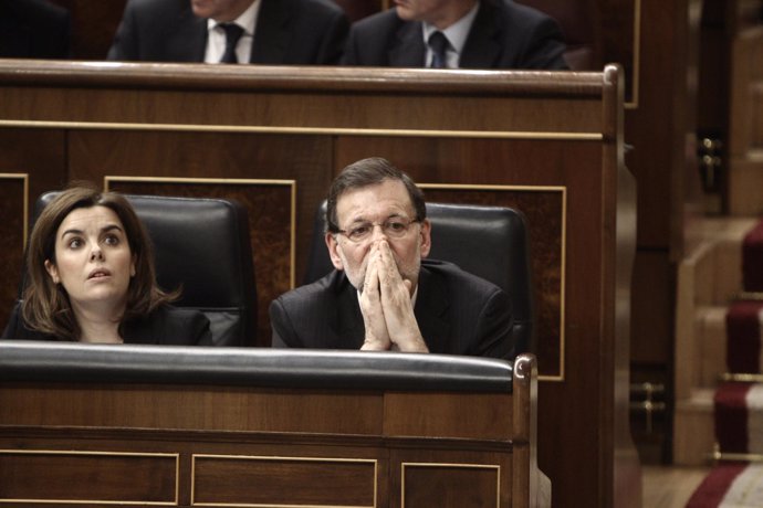 Rajoy y Santamaría con cara de expectación en el Congreso