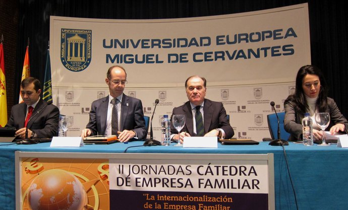 Villanueva, segundo por la derecha, en la UEMC