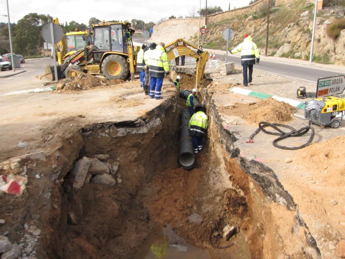 Tubería rota en la rotoda del Valle (Toledo)