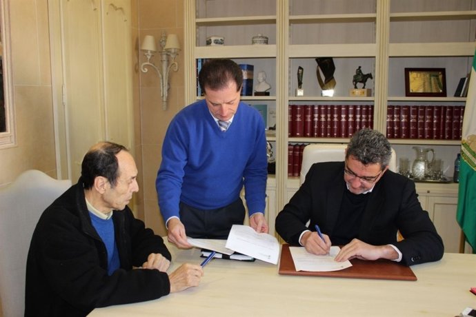 Firma del convenio entre el alcalde y el responsable de Alguadaíra.