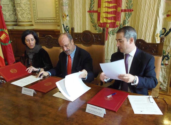 Firma del convenio entre La Caixa y el Ayuntamiento de Valladolid