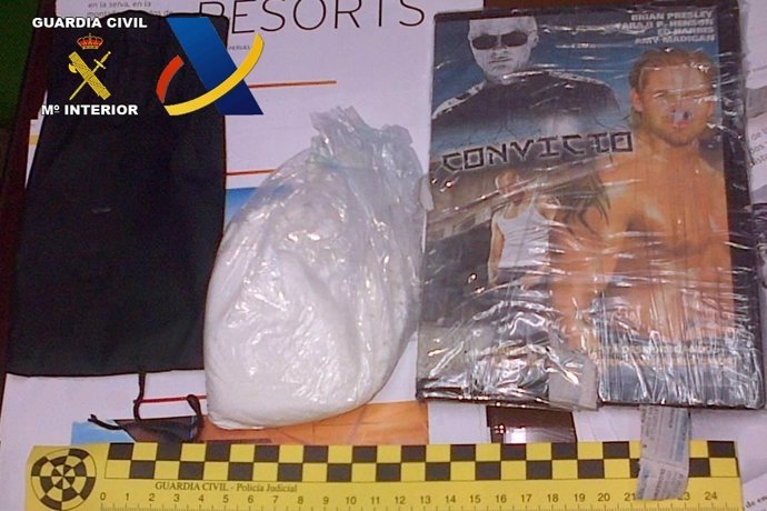 Droga intervenida por la Guardia Civil escondida en un DVD. 