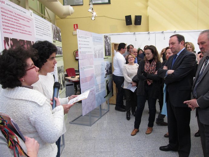 Sanz y Gamarra escuchan a una de las guías de la exposición
