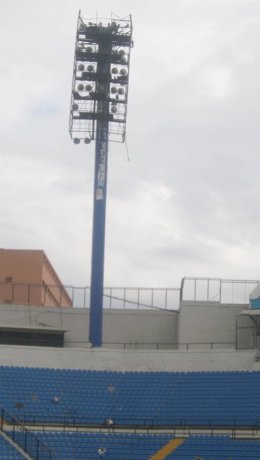 Poste del estadio Rico Pérez junto a los focos caídos sobre la grada