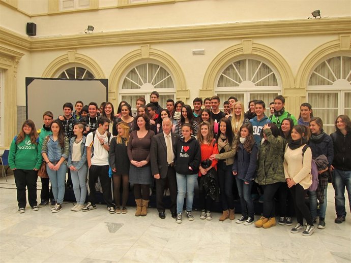 El presidente de la Diputación de Almería recibe a los alumnos de un instituto