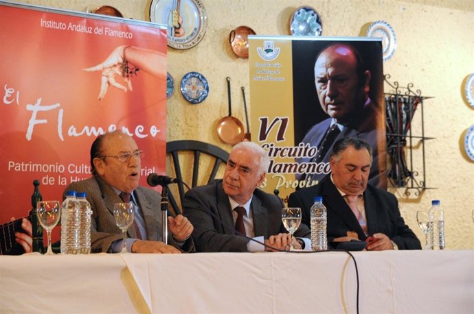 El consejero de Cultura firma acuerdo con las peñas flamencas