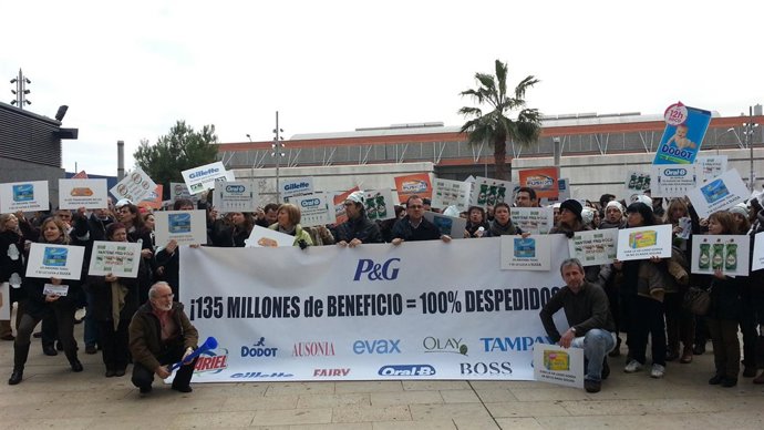 Trabajadores de  Ausonia protestan frente a la sede del Mobile World Congress 