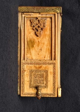 Caja islámica de marfil del santuario de San Miguel de Aralar.