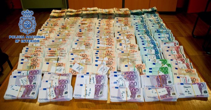 Dinero intervenido a dos búlgaros detenidos en Santiago por blanqueo