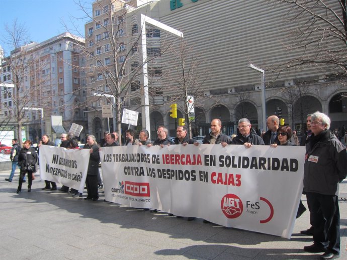 Manifestación de los trabajadores de Caja3 en frente de la sede de CAI.