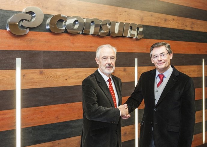 El presidente de Cruz Roja en la Comunitat saluda al director general de Consum.