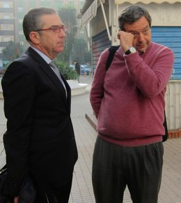 Miguel Osuna (a la derecha) con su abogado Felipe Meléndez