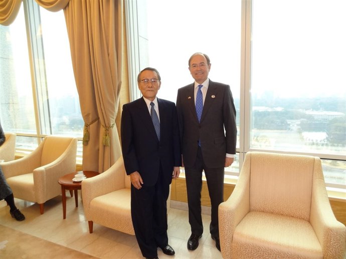 Pío García-Escudero junto a Mikio Sasaki