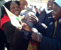 Renuncia.- Unos 150.000 peregrinos despiden emocionados a Benedicto XVI