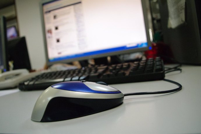 Ordenador con teclado y ratón 
