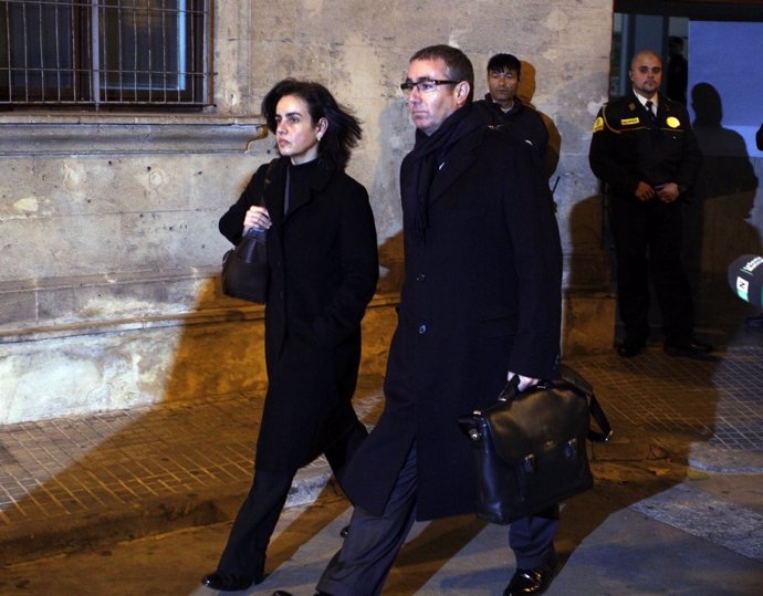 Diego Torres y su mujer abandonan los juzgados de Palma tras declarar