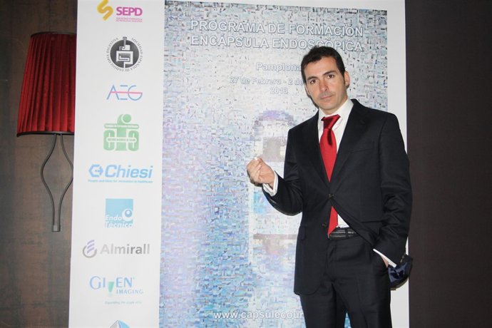 El doctor Ignacio Fernández-Urién con la cápsula endoscópica