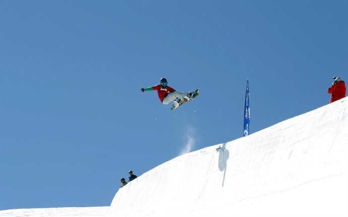 El rider David López en el half pipe de Sierra Nevada