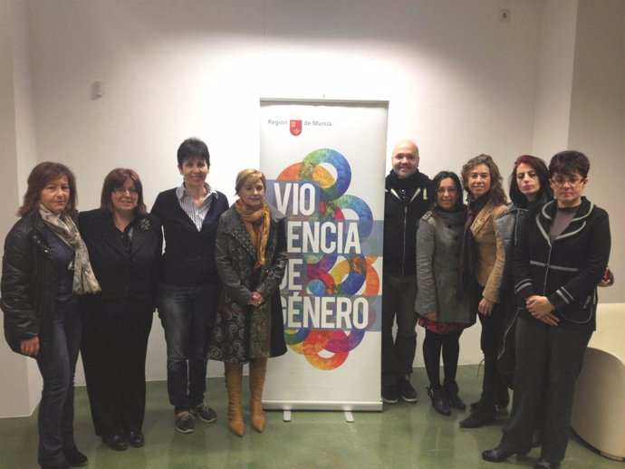 López recibe a los participantes en el proyecto europeo 'Gender is Primary'