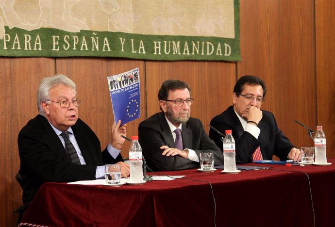 Felipe González, a la izquierda, en unas jornadas del Parlamento andaluz
