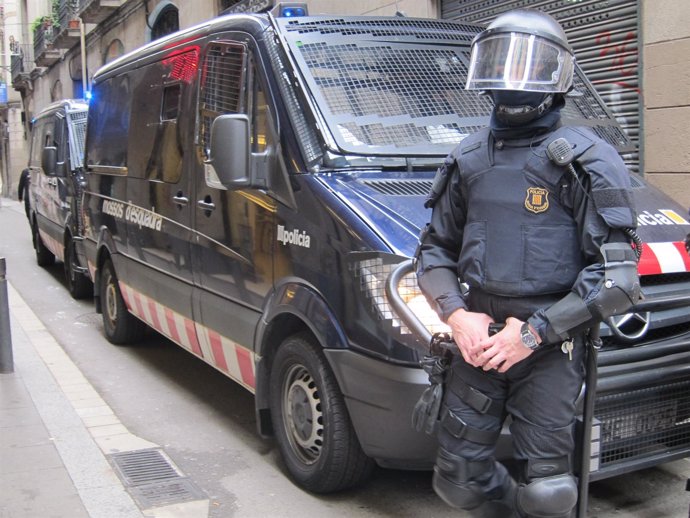 Antidisturbio durante la huelga en Barcelona