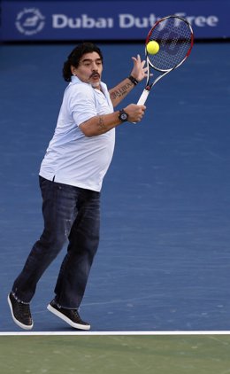 Diego Armando Maradona jugando al tenis en Dubai
