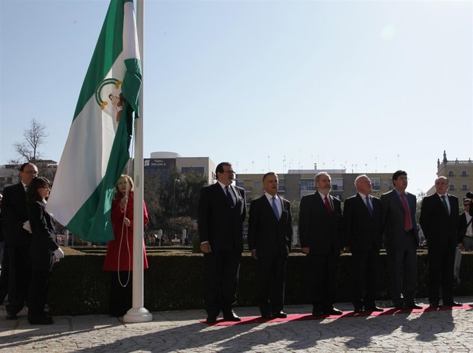 Izada de la bandera en los actos del 28-F en el Parlamento en 2012