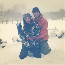 La pareja disfrutando de un feliz día de nieve