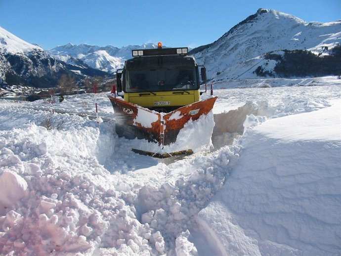Máquina quitanieves trabajando en una carretera de Aragón