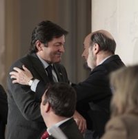 Rubalcaba ve en Asturias la alternativa a la derecha que propone "retroceder" y "desproteger a los débiles"