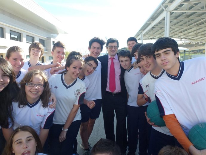 Iribas con un grupo de alumnos del colegio Maristas. 