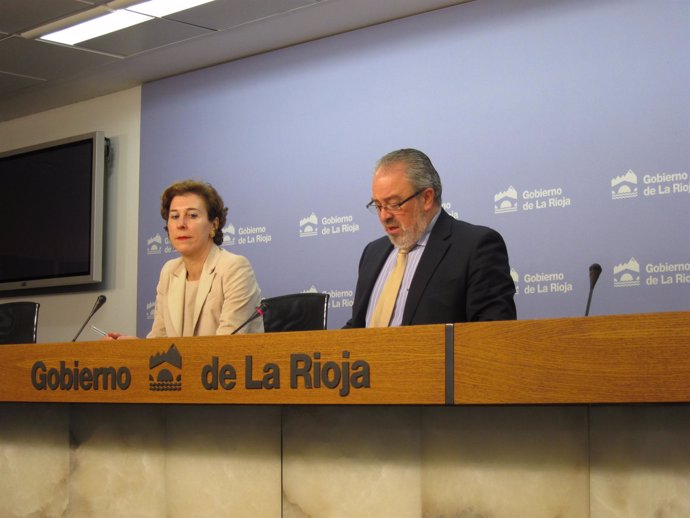 El consejero de Salud, José Ignacio Nieto, y la directora general de Farmacia