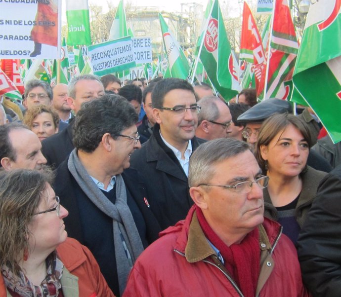 Mario Jiménez, entre Diego Valderas y Elena Cortés en la manifestación del 28F